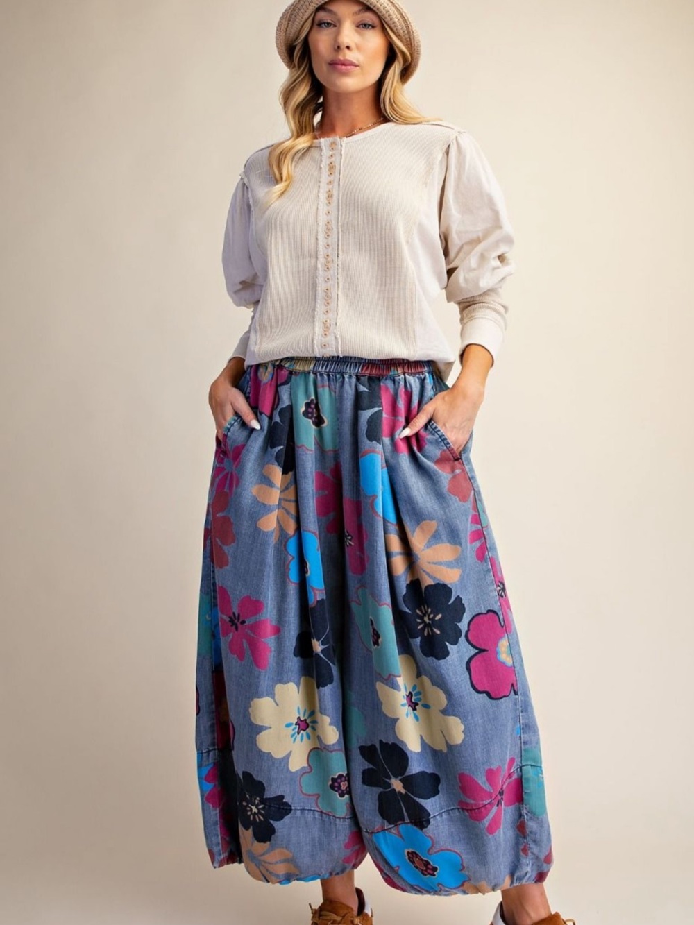 Easel Floral Balloon Pants in Blue